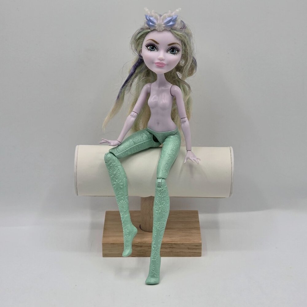 Mattel Ever After High Epic Winter Crystal Winter Girl Doll